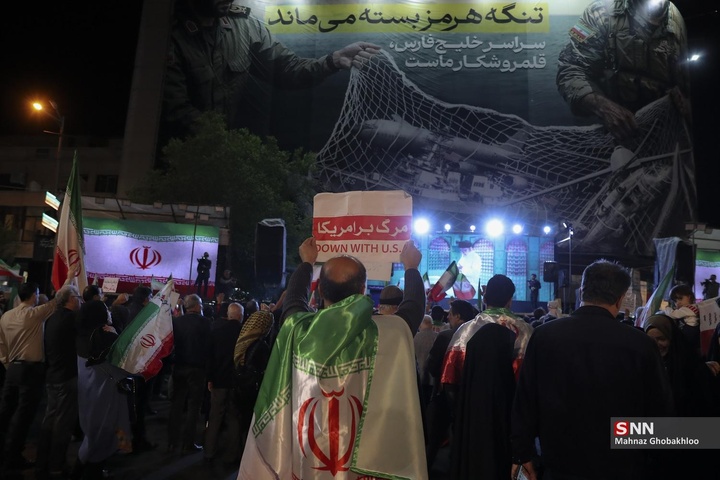 اجتماع شبانه مردم در حمایت از مدافعان وطن / میدان انقلاب اسلامی