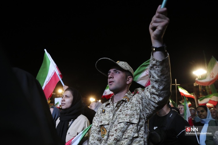 اجتماع شبانه مردم در حمایت از مدافعان وطن / میدان انقلاب اسلامی