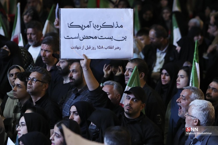 اجتماع شبانه مردم در حمایت از مدافعان وطن / میدان انقلاب اسلامی