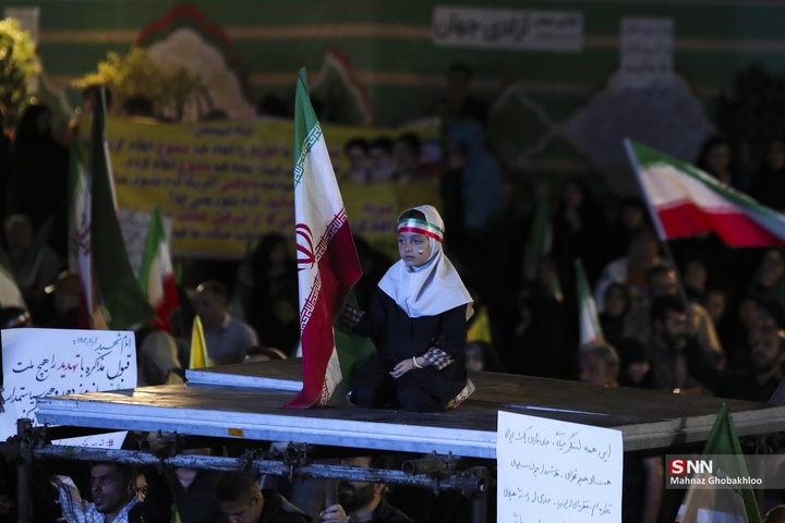 اجتماع شبانه مردم در حمایت از مدافعان وطن / میدان انقلاب اسلامی