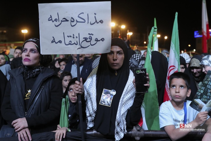 اجتماع شبانه مردم در حمایت از مدافعان وطن / میدان انقلاب اسلامی