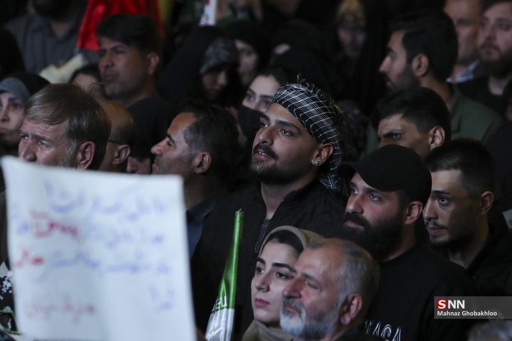 اجتماع شبانه مردم در حمایت از مدافعان وطن / میدان انقلاب اسلامی