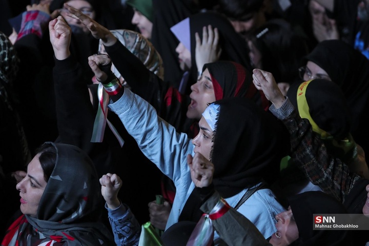 اجتماع شبانه مردم در حمایت از مدافعان وطن / میدان انقلاب اسلامی