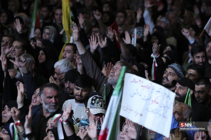 اجتماع شبانه مردم در حمایت از مدافعان وطن / میدان انقلاب اسلامی