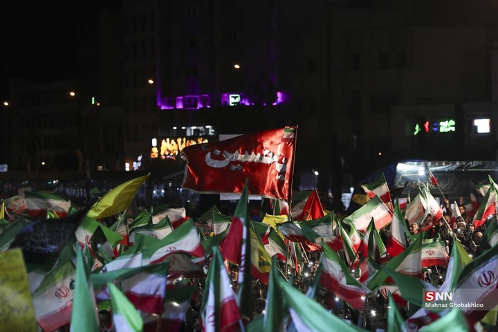 اجتماع شبانه مردم در حمایت از مدافعان وطن / میدان انقلاب اسلامی