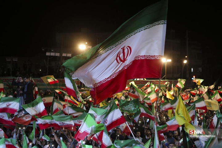 اجتماع شبانه مردم در حمایت از مدافعان وطن / میدان انقلاب اسلامی