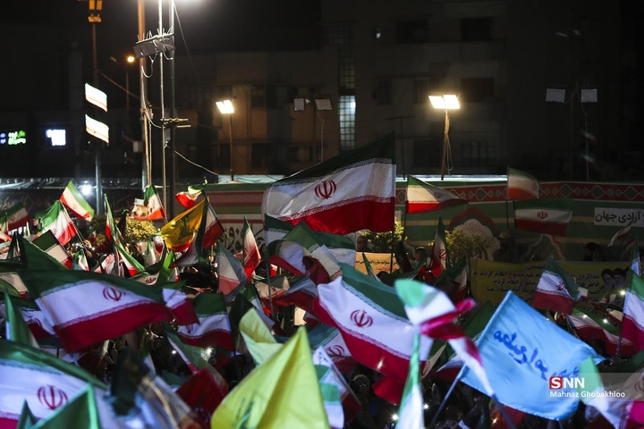 اجتماع شبانه مردم در حمایت از مدافعان وطن / میدان انقلاب اسلامی
