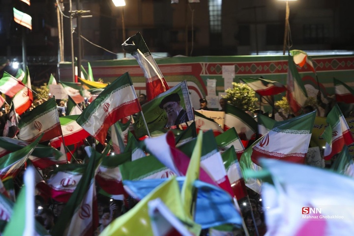 اجتماع شبانه مردم در حمایت از مدافعان وطن / میدان انقلاب اسلامی