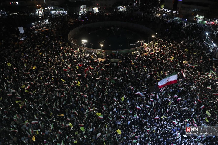 اجتماع شبانه مردم در حمایت از مدافعان وطن / میدان انقلاب اسلامی