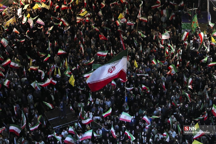 اجتماع شبانه مردم در حمایت از مدافعان وطن / میدان انقلاب اسلامی