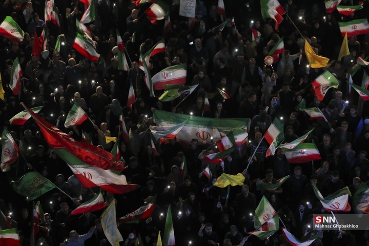 اجتماع شبانه مردم در حمایت از مدافعان وطن / میدان انقلاب اسلامی