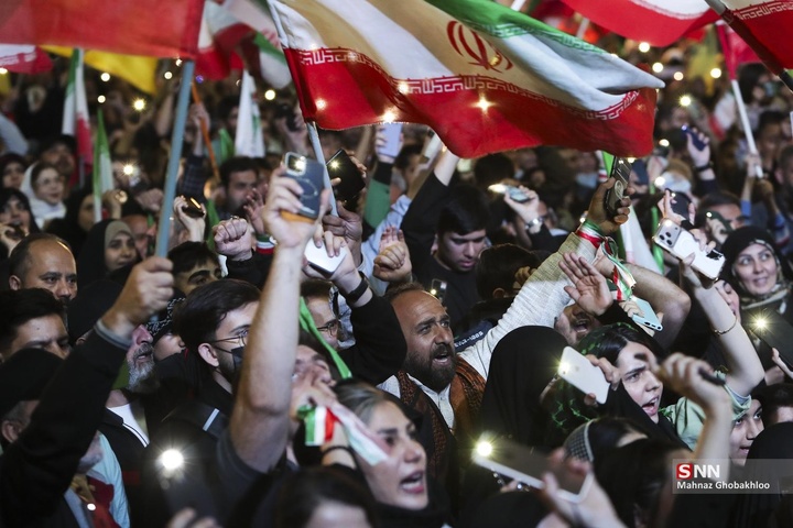 اجتماع شبانه مردم در حمایت از مدافعان وطن / میدان انقلاب اسلامی