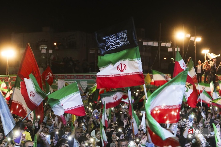 اجتماع شبانه مردم در حمایت از مدافعان وطن / میدان انقلاب اسلامی