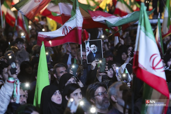 اجتماع شبانه مردم در حمایت از مدافعان وطن / میدان انقلاب اسلامی