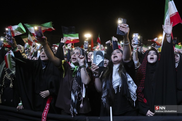 اجتماع شبانه مردم در حمایت از مدافعان وطن / میدان انقلاب اسلامی