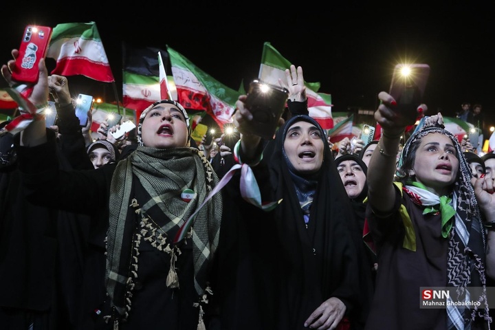 اجتماع شبانه مردم در حمایت از مدافعان وطن / میدان انقلاب اسلامی