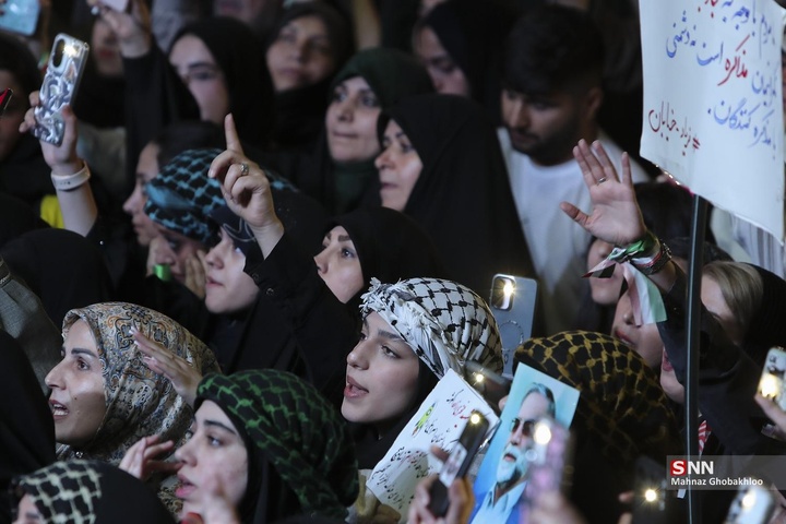 اجتماع شبانه مردم در حمایت از مدافعان وطن / میدان انقلاب اسلامی