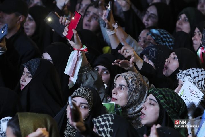 اجتماع شبانه مردم در حمایت از مدافعان وطن / میدان انقلاب اسلامی