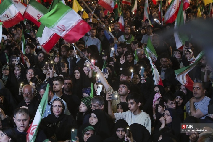 اجتماع شبانه مردم در حمایت از مدافعان وطن / میدان انقلاب اسلامی
