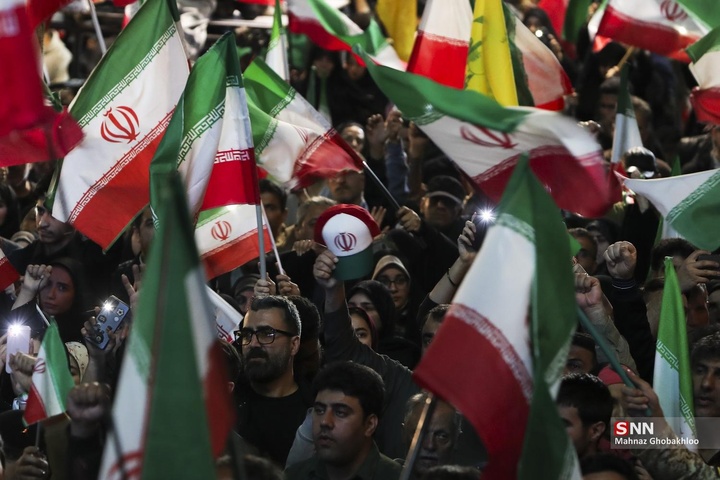 اجتماع شبانه مردم در حمایت از مدافعان وطن / میدان انقلاب اسلامی