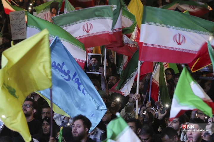 اجتماع شبانه مردم در حمایت از مدافعان وطن / میدان انقلاب اسلامی