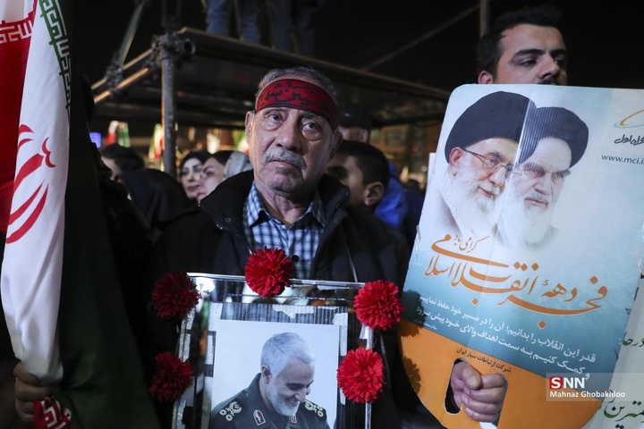 اجتماع شبانه مردم در حمایت از مدافعان وطن / میدان انقلاب اسلامی