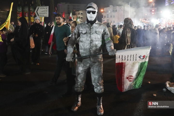 اجتماع شبانه مردم در حمایت از مدافعان وطن / میدان انقلاب اسلامی