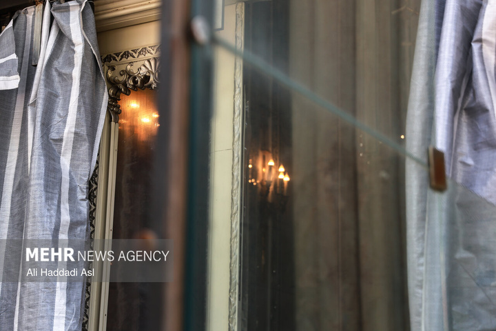 بازدید اصحاب رسانه از خسارات برجا مانده از جنگ رمضان در کاخ سعدآباد