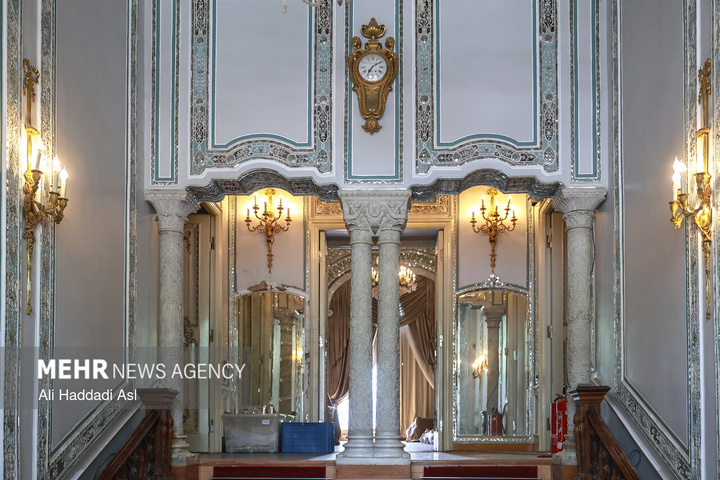 بازدید اصحاب رسانه از خسارات برجا مانده از جنگ رمضان در کاخ سعدآباد