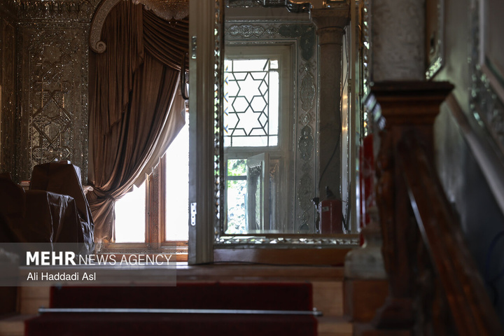 بازدید اصحاب رسانه از خسارات برجا مانده از جنگ رمضان در کاخ سعدآباد