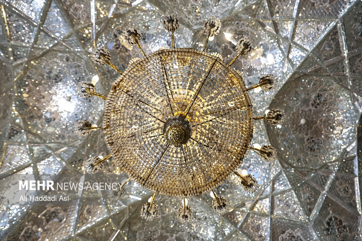 بازدید اصحاب رسانه از خسارات برجا مانده از جنگ رمضان در کاخ سعدآباد