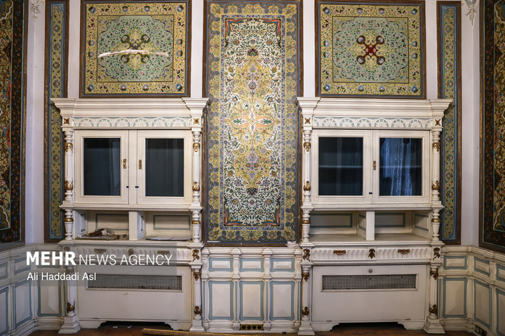 بازدید اصحاب رسانه از خسارات برجا مانده از جنگ رمضان در کاخ سعدآباد