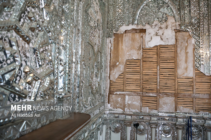 بازدید اصحاب رسانه از خسارات برجا مانده از جنگ رمضان در کاخ سعدآباد