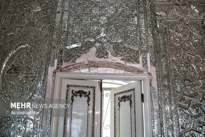بازدید اصحاب رسانه از خسارات برجا مانده از جنگ رمضان در کاخ سعدآباد