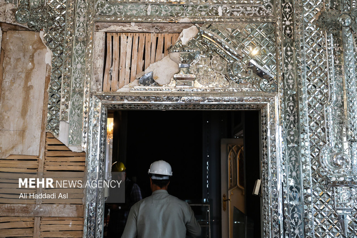 بازدید اصحاب رسانه از خسارات برجا مانده از جنگ رمضان در کاخ سعدآباد