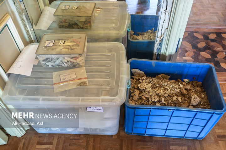 بازدید اصحاب رسانه از خسارات برجا مانده از جنگ رمضان در کاخ سعدآباد