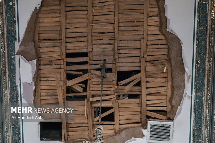 بازدید اصحاب رسانه از خسارات برجا مانده از جنگ رمضان در کاخ سعدآباد