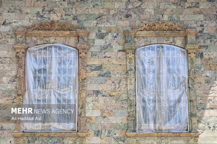 بازدید اصحاب رسانه از خسارات برجا مانده از جنگ رمضان در کاخ سعدآباد