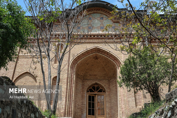 بازدید اصحاب رسانه از خسارات برجا مانده از جنگ رمضان در کاخ سعدآباد