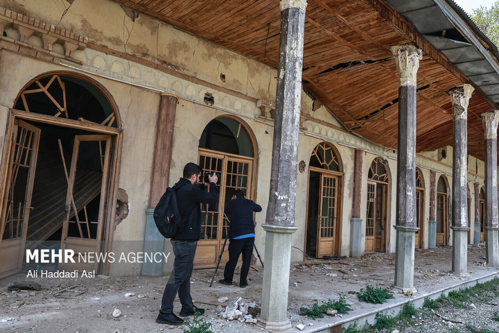 بازدید اصحاب رسانه از خسارات برجا مانده از جنگ رمضان در کاخ سعدآباد