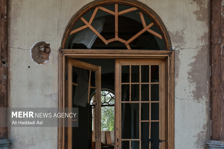 بازدید اصحاب رسانه از خسارات برجا مانده از جنگ رمضان در کاخ سعدآباد