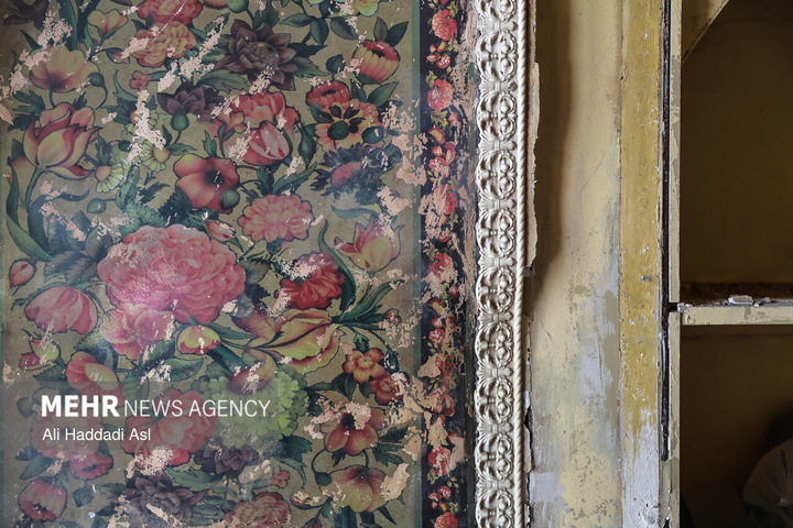 بازدید اصحاب رسانه از خسارات برجا مانده از جنگ رمضان در کاخ سعدآباد