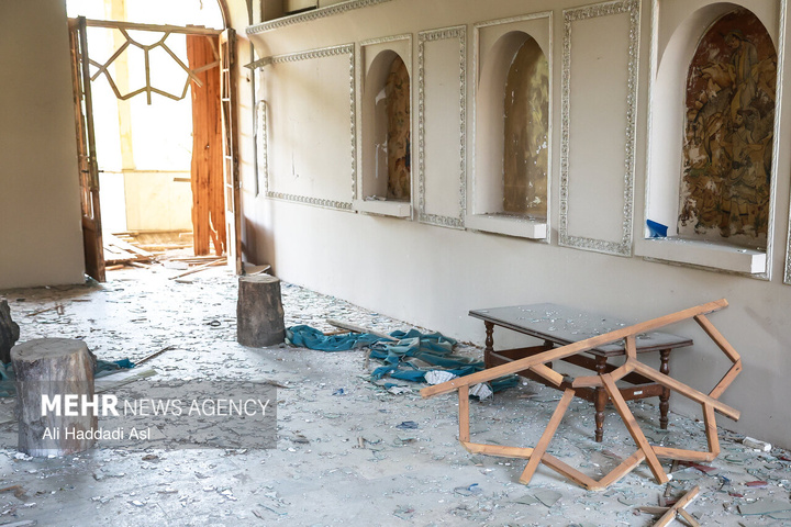 بازدید اصحاب رسانه از خسارات برجا مانده از جنگ رمضان در کاخ سعدآباد