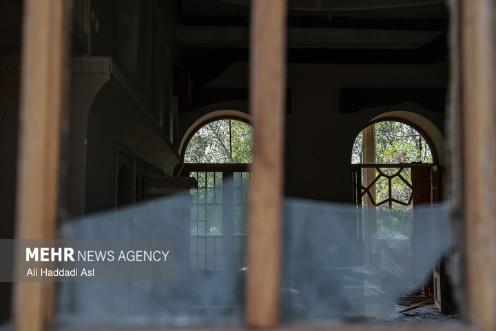 بازدید اصحاب رسانه از خسارات برجا مانده از جنگ رمضان در کاخ سعدآباد