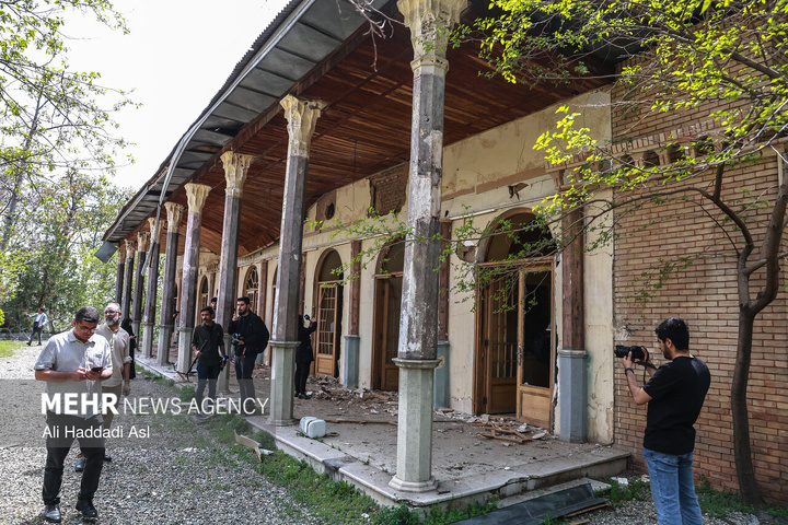 بازدید اصحاب رسانه از خسارات برجا مانده از جنگ رمضان در کاخ سعدآباد