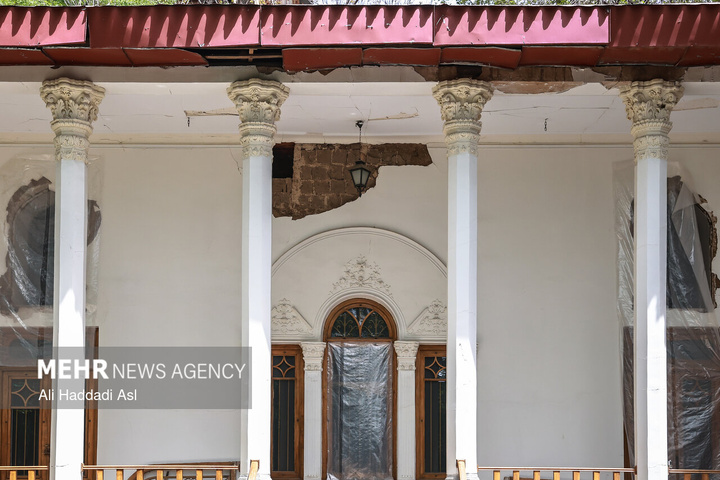 بازدید اصحاب رسانه از خسارات برجا مانده از جنگ رمضان در کاخ سعدآباد