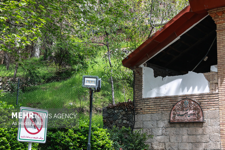 بازدید اصحاب رسانه از خسارات برجا مانده از جنگ رمضان در کاخ سعدآباد