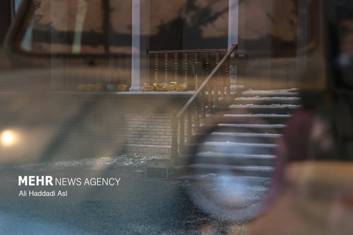 بازدید اصحاب رسانه از خسارات برجا مانده از جنگ رمضان در کاخ سعدآباد