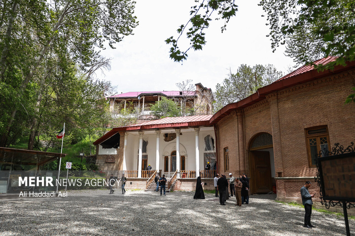بازدید اصحاب رسانه از خسارات برجا مانده از جنگ رمضان در کاخ سعدآباد