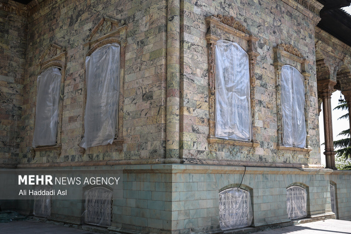 بازدید اصحاب رسانه از خسارات برجا مانده از جنگ رمضان در کاخ سعدآباد